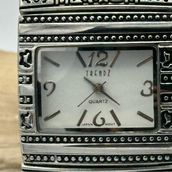 Fashion watches 4pcs, Chicos, Trendz, Geneva, and Armitron.Need batteries.(210) - Picture 7 of 16